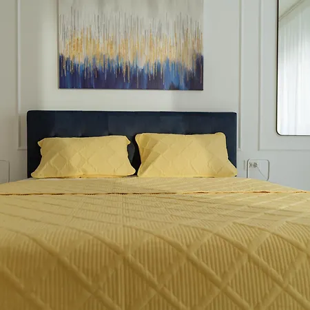 Yellow Charm Plaza Lujerului * Bükreş