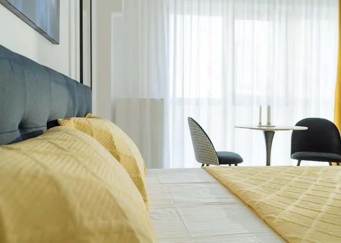 Yellow Charm Plaza Lujerului * Bükreş