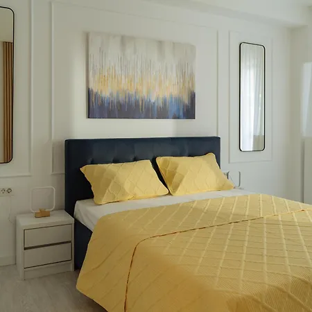 Yellow Charm Plaza Lujerului *