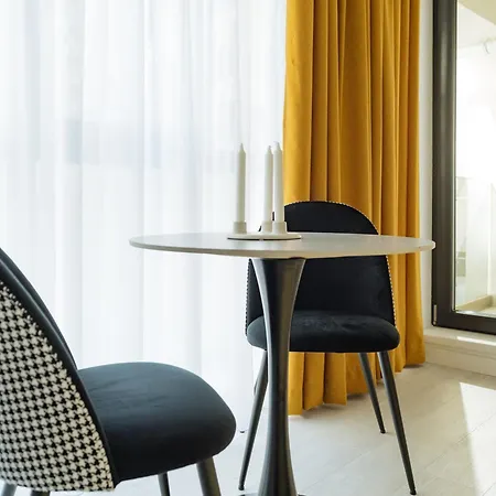 Apartment Yellow Charm Plaza Lujerului *
