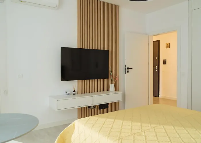 Yellow Charm Plaza Lujerului