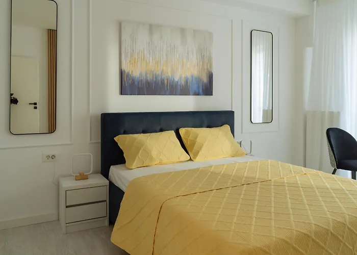 Yellow Charm Plaza Lujerului *