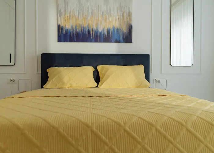 Yellow Charm Plaza Lujerului * Бухарест