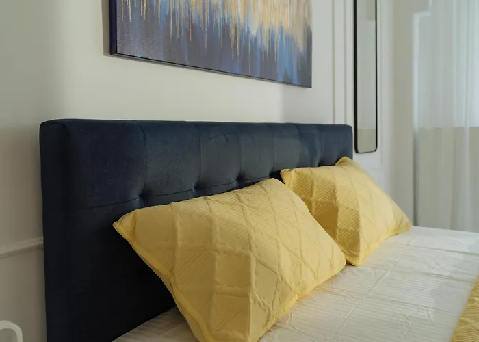 Yellow Charm Plaza Lujerului *