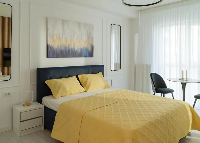 Yellow Charm Plaza Lujerului Бухарест