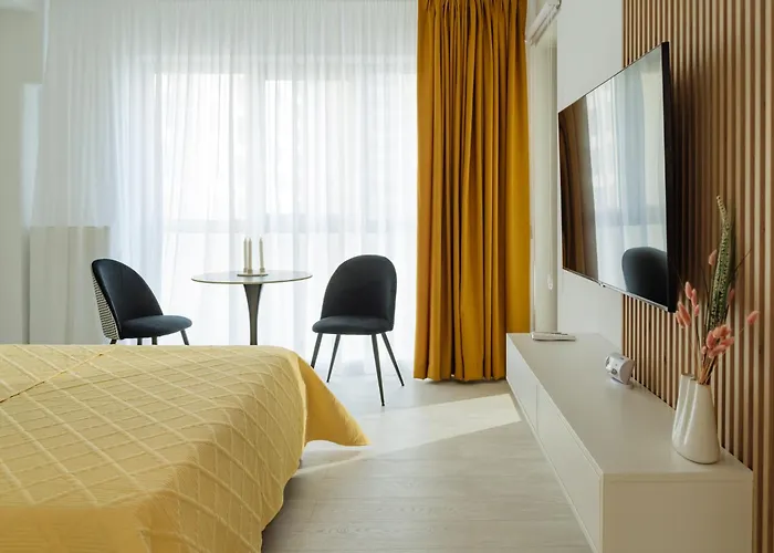 Yellow Charm Plaza Lujerului בוקרשט