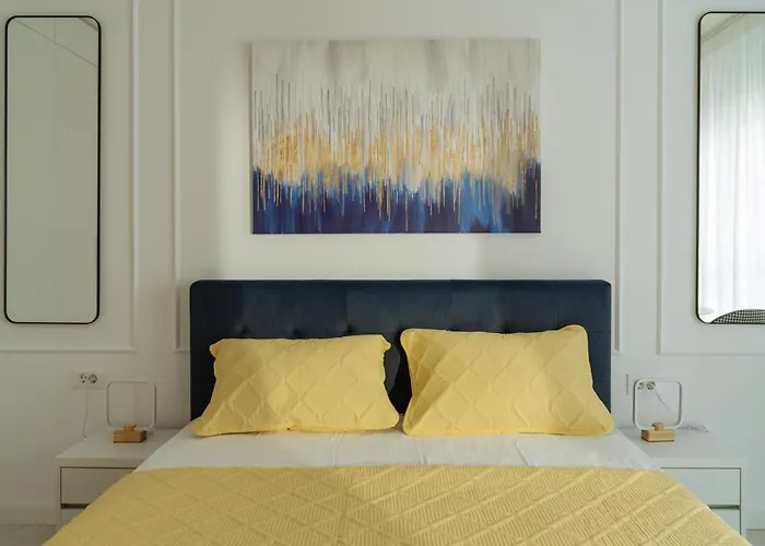 Yellow Charm Plaza Lujerului * Бухарест