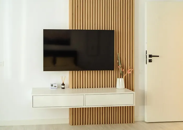 Yellow Charm Plaza Lujerului * Бухарест